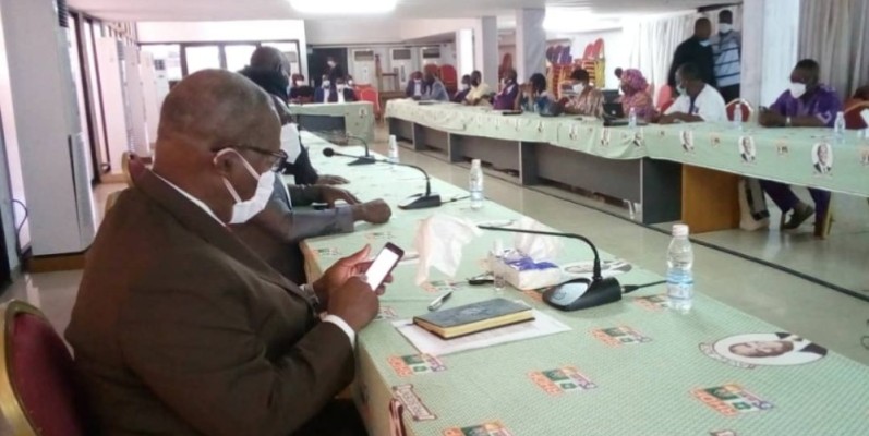 Les 11 coordonnateurs issus de l’Udpci lors de leur rencontre avec le directeur exécutif du Rhdp, Adama Bictogo. PHOTO : (DR)
