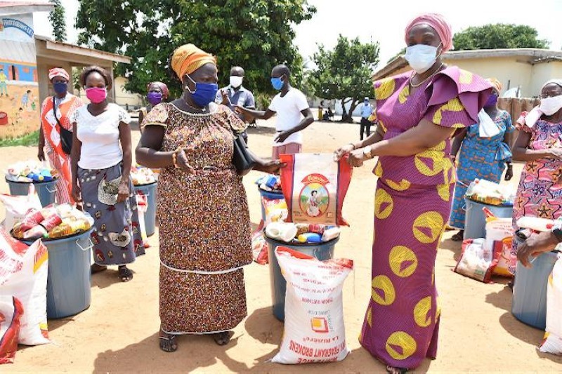 Chantal Poaty (à droite) a représenté la Première dame, Dominique Ouattara, à cette cérémonie de remise de don (DR).