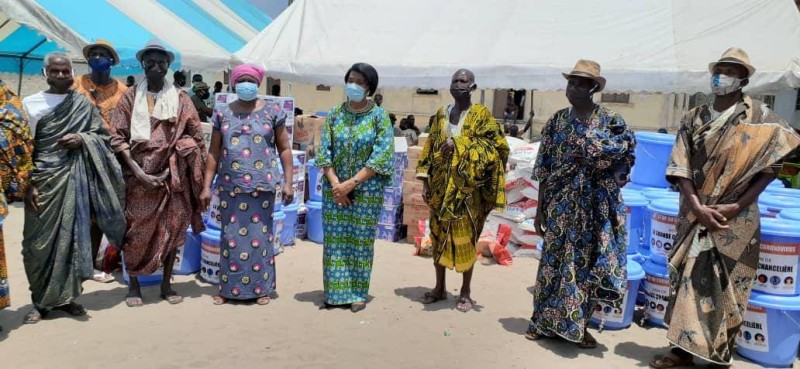 L'émissaire d'Henriette Dagri Diabaté a remis un important don pour la lutte contre le Covid-19. (DR)