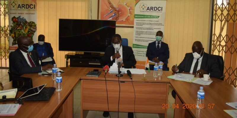 


Le ministre de la Santé et de l’Hygiène publique, Dr Eugène Aka Aouélé, a entretenu les membres de l’Ardci sur le plan de riposte du gouvernement contre le Covid-19. (PHOTO : DR)