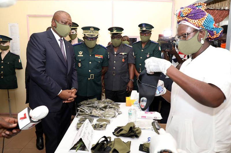 Le ministre d’État, ministre de la Défense, Hamed Bakayoko, a visité un atelier de fabrication de masques de protection destinés à l'armée.