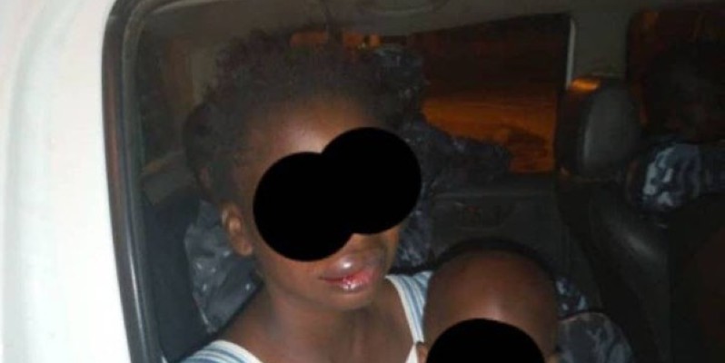 La dame et ses deux enfants dans le véhicule de la police . (DR)
