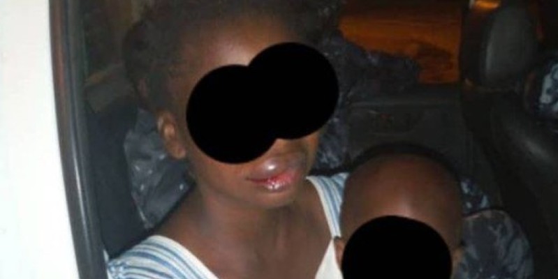 Une femme jetée dans la rue à Bouaké en plein couvre-feu. (Dr)