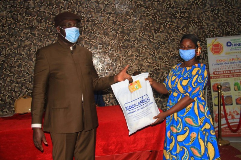 Le président de la Fondation Kouyo procédant à la remise des kits. (DR)