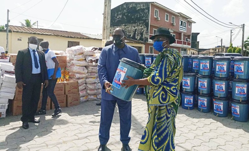Le ministre Laurent Tchagba, remettant symboliquement le kit au représentant du chef du village d'Agban-village (Ph: Salif D. CHEICKNA)