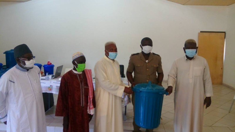 Remise symbolique d'un échantillon du kit par le sous-préfet aux imams.