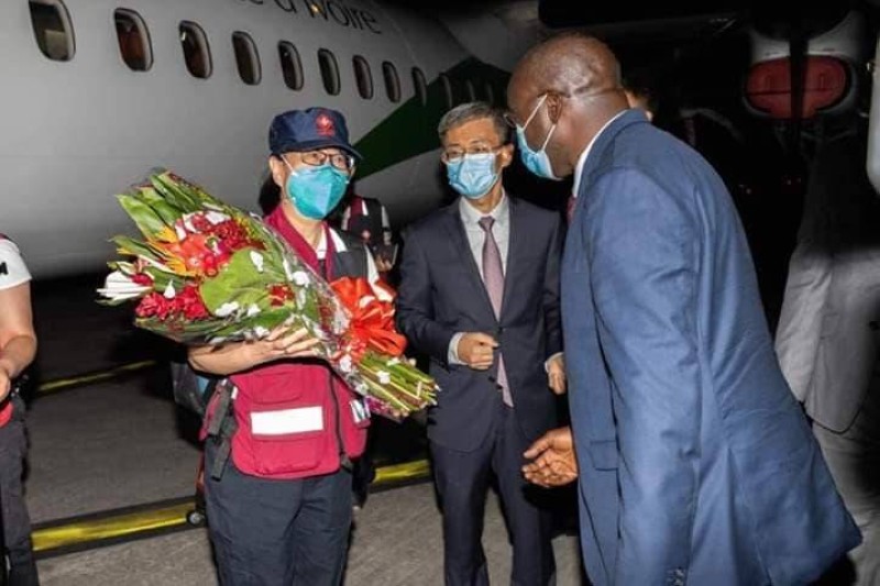 Un expert salué à sa descente d'avion (Ministère de la santé)