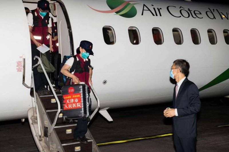 L'ambassadeur de Chine en Côte d'Ivoire à l'accueil des experts venus de Chine dans le cadre de la lutte contre le Covid-19