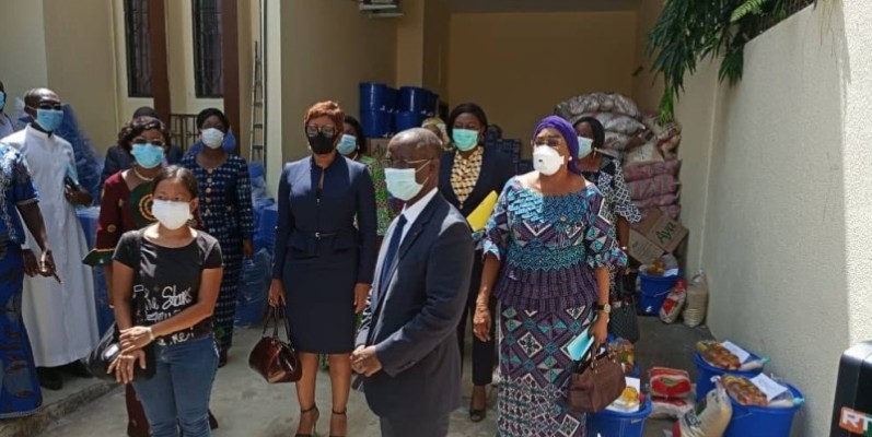 Les officiels de la cérémonie avec une partie des vivres et non vivre remis aux ménages des réfugiés.
PHOTO: DR