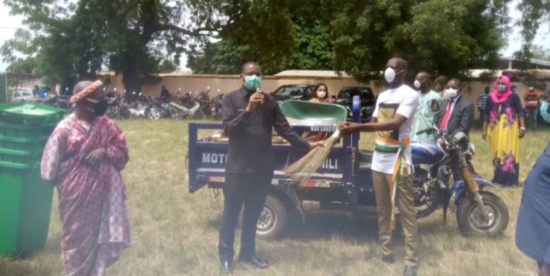 Don d’équipement de salubrité de Sidi Touré à la mairie de Béoumi. (Dr)