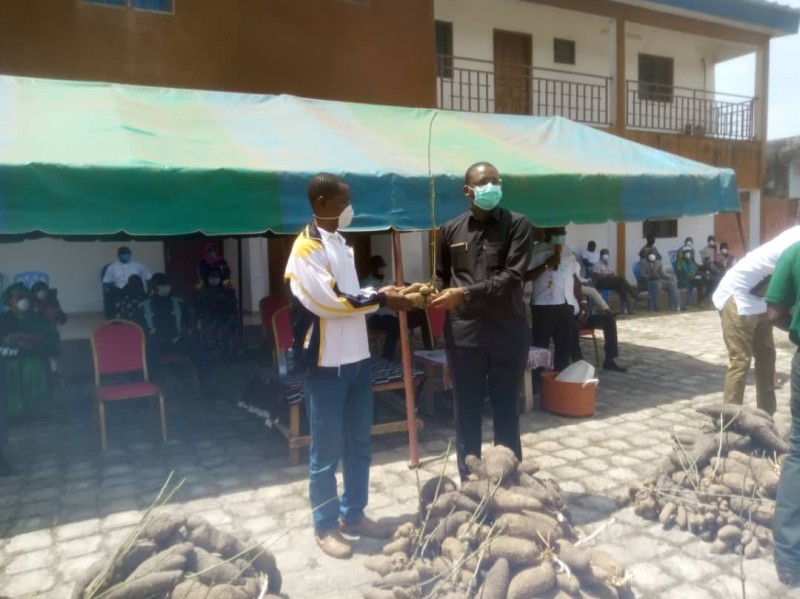Le ministre Sidi Touré a offert des boutures d’igname et une enveloppe de 1,5 million de FCfa aux ex-détenus de la crise communautaire. (Dr)