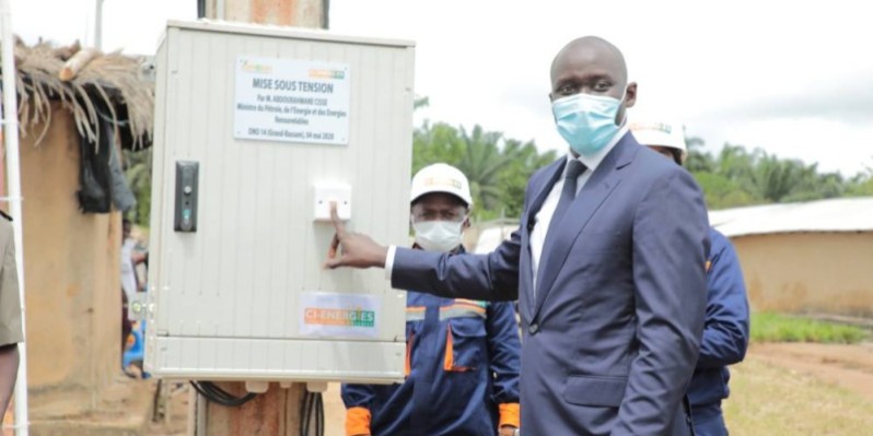 Le ministre du Pétrole, de l’Energie et des Energies renouvelables, Abdourahmane Cissé, mettant sous tension le réseau électrique d’Ono 14. (DR)