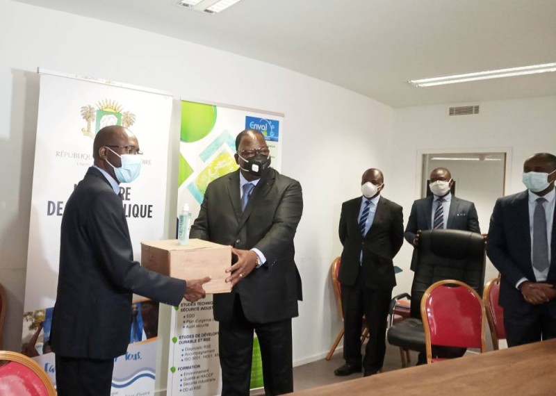 Le ministre Laurent Tchagba recevant symboliquement un carton de gel de M. Coulibaly (Ph: Salif D. CHEICKNA)