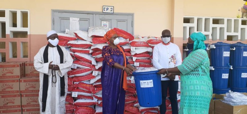 La remise symbolique des kits sanitaires et vivres à Treichville. (DR)