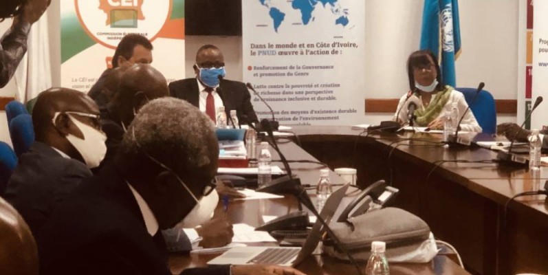 Le président de la Cei, Ibrahime Coulibaly-Kuibiert, la Représentante résident du Pnud, Carol-Flore Smereczniak et les partis et groupements politiques lors des échanges. (DR)