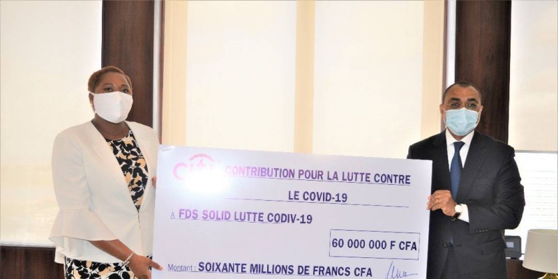Mme Diarrassouba Viviane, directrice générale de Citibank Côte d'Ivoire (à gauche) a apporté le soutien de sa banque au gouvernement dans la lutte contre le Coronavirus. (DR)