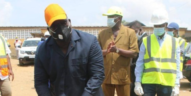 .Le ministre Tchaga a donné le coup de pioche du lancement du projet. (DR).