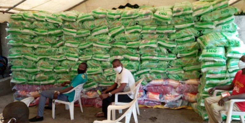 Des tonnes de riz offertes à la chefferie suprême baoulé d’Abidjan. (DR).