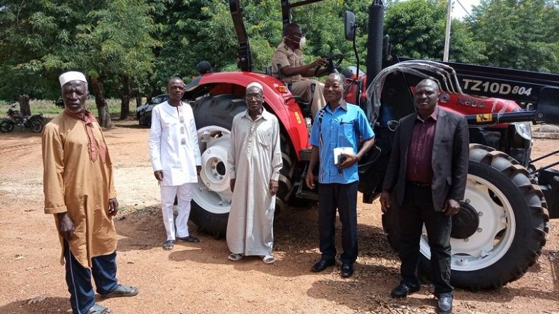 Des agents de la mairie tout heureux de l'arrivée du tracteur. (DR)