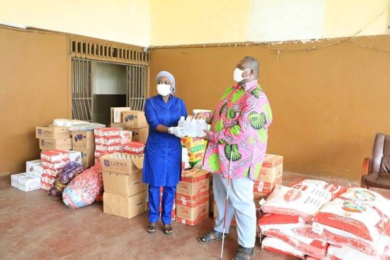 Au nom de la solidarité en cette période de Covid-19, le ministre Mariatou Koné a remis des produits hygiéniques, des vivres et non vires aux personnes en situation de handicap