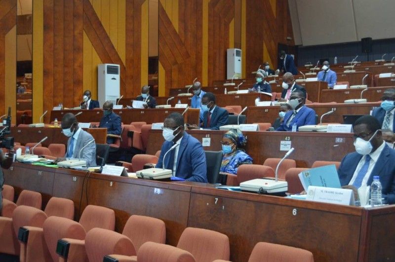 C'est dans le respect des mesures barrières à la propagation de la pandémie du coronavirus que la Commission des affaires économiques et financières (Caef) du Sénat s'est réunie le 7 avril, à Yamoussoukro.(DR)