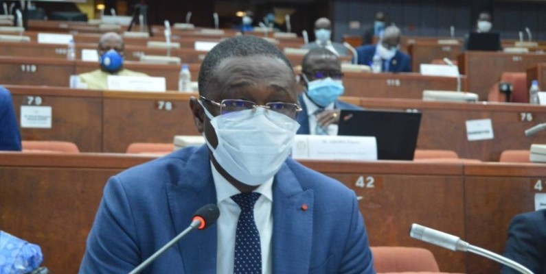 C'est dans le respect des mesures barrières à la propagation de la pandémie du coronavirus que la Commission des affaires économiques et financières (Caef) du Sénat s'est réunie le 7 avril, à Yamoussoukro.(DR)