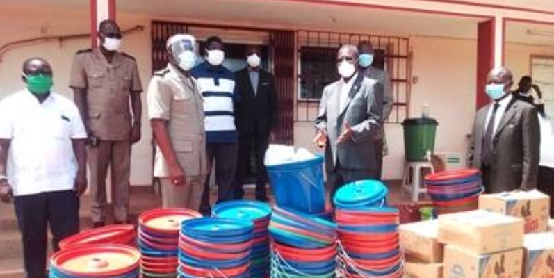 Le ministre-gouverneur Beugré Mambé a fait un important don au département d'Alépé. (DR)