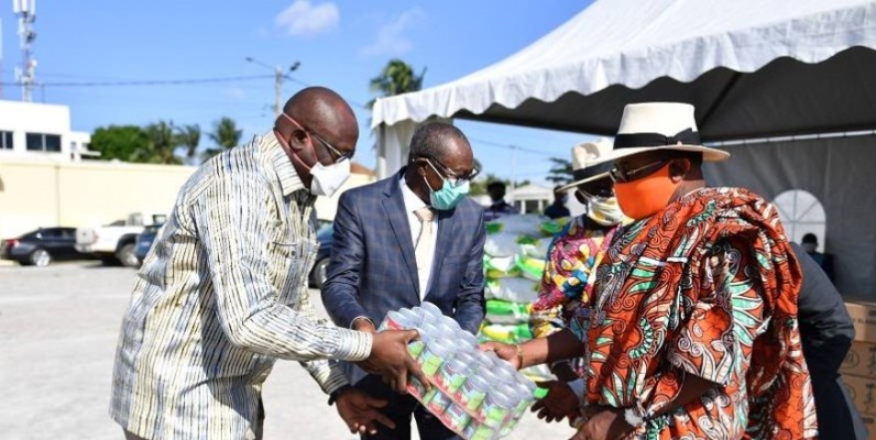 Une vue de la remise symbolique de quelques boîtes de lait au représentant du Premier ministre Amadou Gon Coulibaly. (DR)