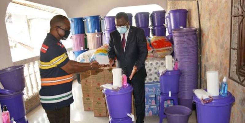 Le ministre des Sports a offert des kits aux journalistes sportifs pour lutter contre le coronavirus. (photo : Dr)