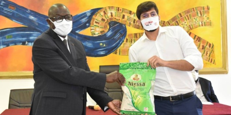 Remise symbolique du don au maire de la commune de Treichville, le ministre François Albert Amichia Ph DR