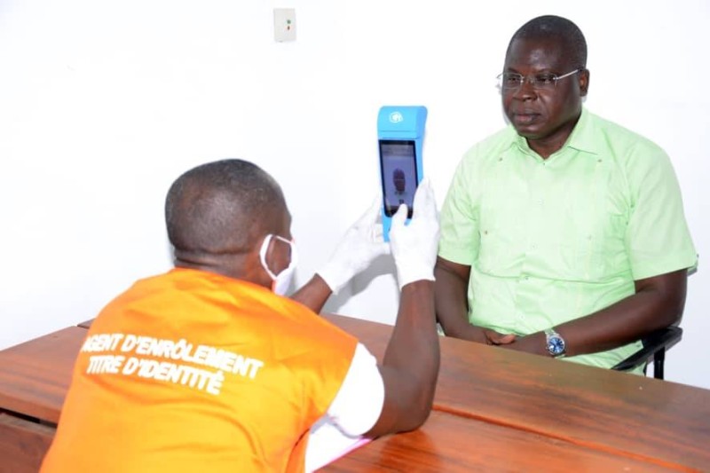 Le maire de Divo, Amedé Kouakou en train de se  faire enrôler.   PHOTO: DR  Source: Sercom 