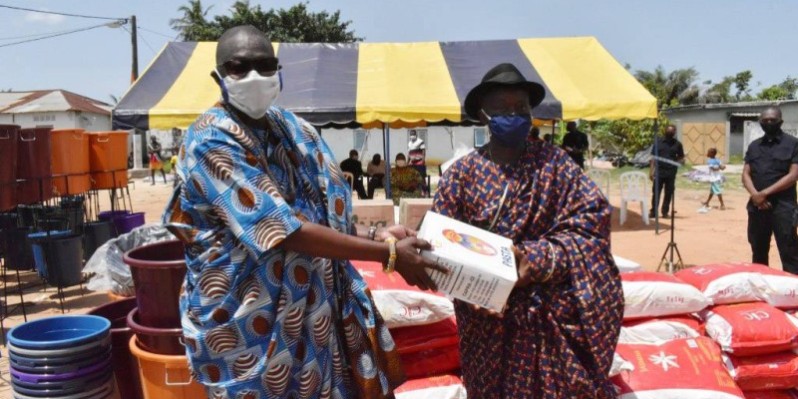 Remise symbolique du don par le ministre Amichia à la notabilité du village d'Abatta. PH DR
