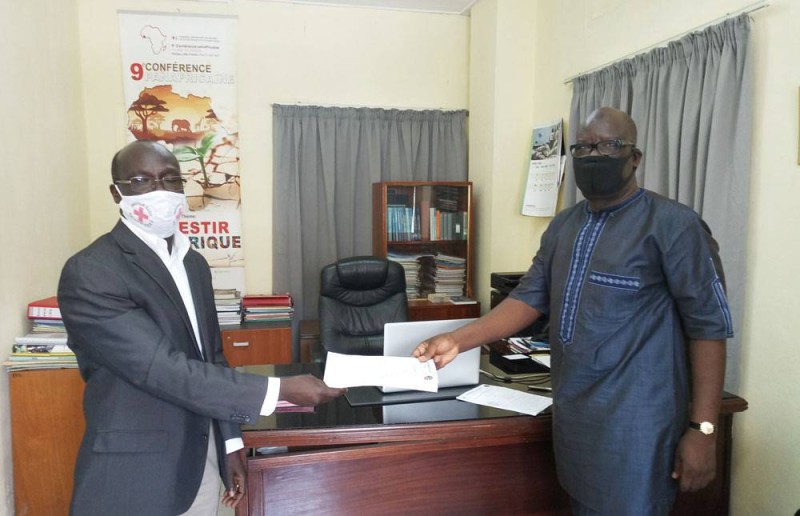 La société Serfin S.A représentée par son premier responsable, M. Madi Ouédraogo et la Croix-Rouge Côte d’Ivoire par son secrétaire général, Dr Nanan Rigobert (Ph: Salif D. CHEICKNA)