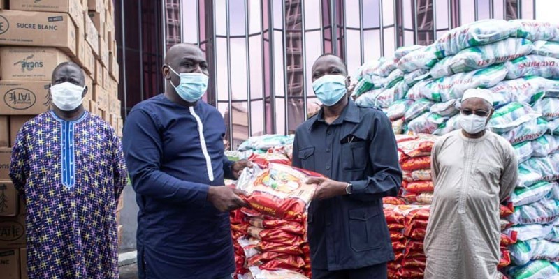 Amadou Koné (à droite) remettant le don. (DR)