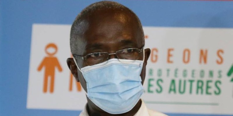 Raoul Koné (en chemise blanche) a assuré de la volonté du ministère de l’Éducation nationale de mettre tout en œuvre pour relancer la machine de l’enseignement. (DR)
