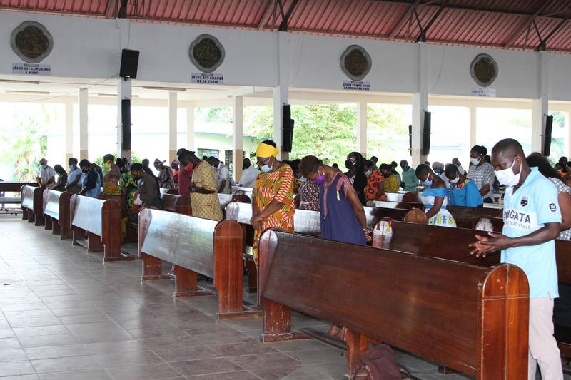 Les paroissiens de Notre dame de l'Incarnation de la Riviera Palmeraie ont respecté la distanciation physique dans l'enceinte de l’Église. (Photo: Joséphine Kouadio)