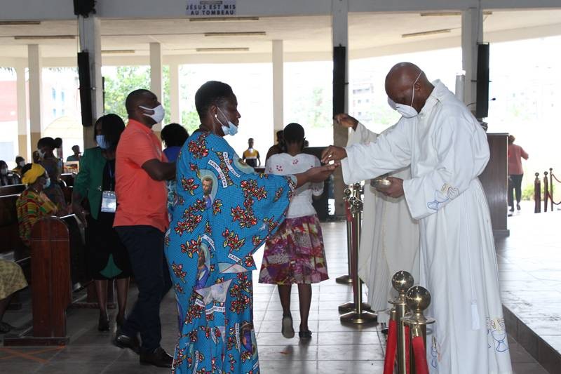 Prêtres, ministres extraordinaires de la communion... tous avaient le visage masqué. (Photo: Joséphine Kouadio)