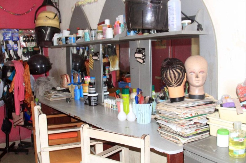 Les salons de beauté attendent les clients en vain. (Photos : Sébastien Kouassi)