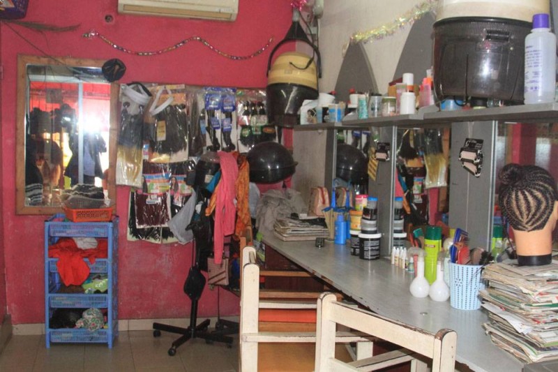 En cette période du Covid-19, bon nombre de clients se passent des salons de coiffure. (Photos : Sébastien Kouassi)