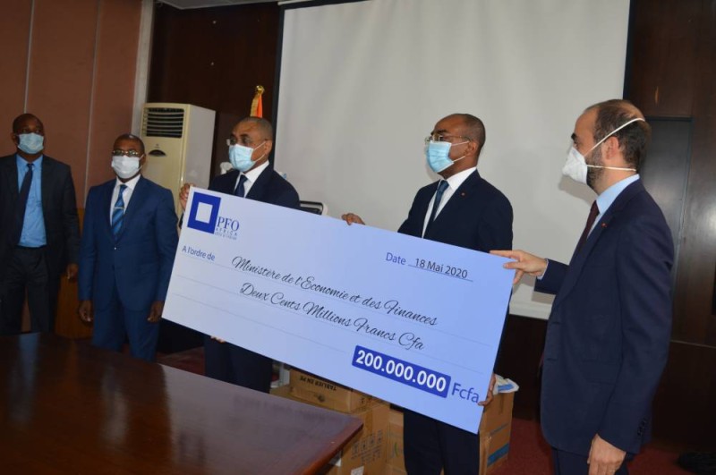 Les ministres Claude Isaac Dé (au centre) et Adama Coulibaly (à gauche) recevant le chèque des mains du directeur général du groupe Pfo, Clyde Fakhoury. (Dr)