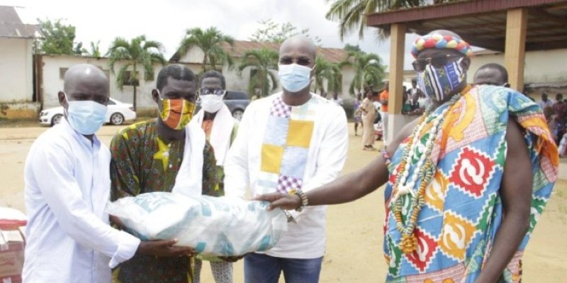 Benjamin Ekissi, à l’extrême gauche, remettant symboliquement les dons aux populations. (Dr)