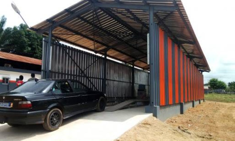 Visite technique d'un véhicule à Abidjan. (DR)