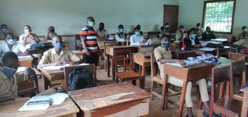 Élèves et professeurs présents en classe au lycée moderne 1 de Man. (DR)