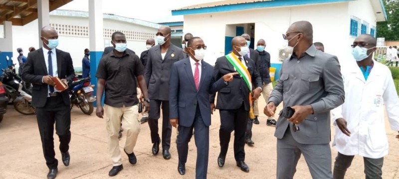 Le ministre Aka Aouélé s'imprègne de l'état d'avancement des travaux de construction du bloc opératoire à Daoukro. (DR)