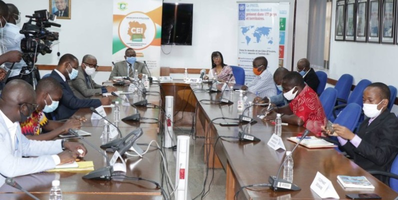  Le président de la Cei, Ibrahime Coulibaly-Kuibiert et ses collaborateurs ont dévoilé le chronogramme du scrutin présidentiel. (DR)