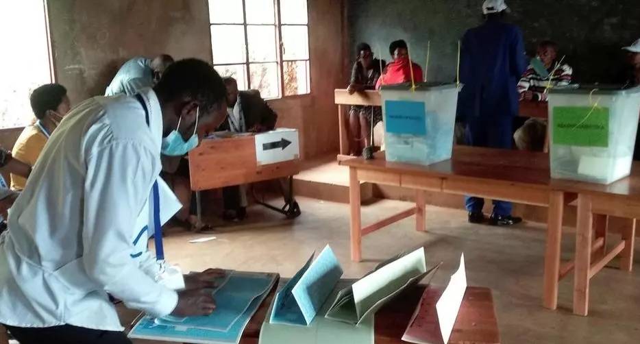 Opérations dans un bureau de vote à Gitega, à Burundi, le 20 mai. (DR)