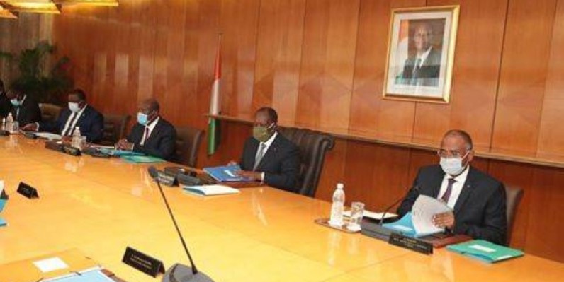 Le Chef de l’État, Alassane Ouattara entouré des membres du gouvernement. (DR)