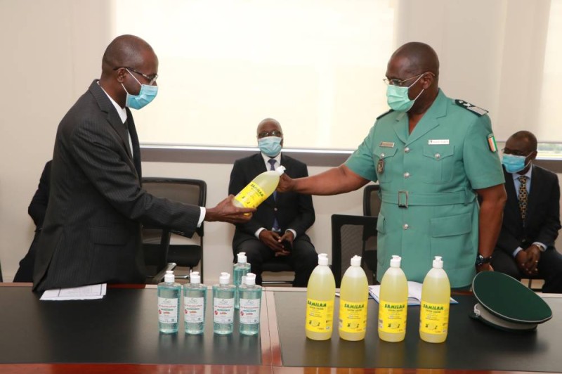 Le directeur général d’Enval, Bakary Coulibaly (à gauche), remettant symboliquement le don au colonel Martial Mé Kouamé, directeur de cabinet adjoint du ministère. (Dr)