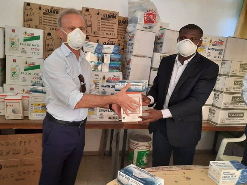 Adham el-Khalil, au nom de la Fondation Moustapha Ahmed Khalil, a remis des produits hygiéniques au président de l'Association des internes des hôpitaux. (DR)