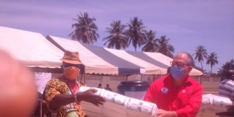 Remise symbolique de dons à Lobo Anké Léon, président du conseil pétrole-gaz de Jacqueville (à gauche). (DR)